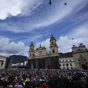 La gente se reúne en la Plaza Bolívar mientras el presidente de Colombia, Gustavo Petro, pronuncia un discurso sobre sus reformas en Bogotá, Colombia, el miércoles 27 de septiembre de 2023. (AP Foto/Fernando Vergara)