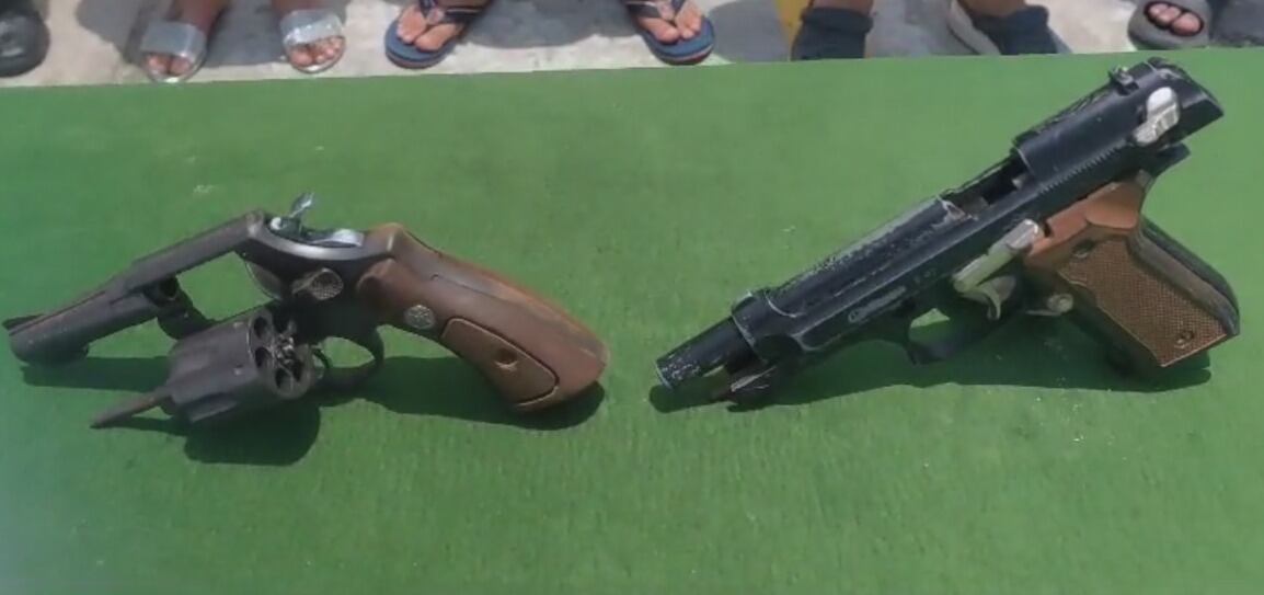 Les encontraron panfletos alusivos a la organización delincuencial y armas de fuego