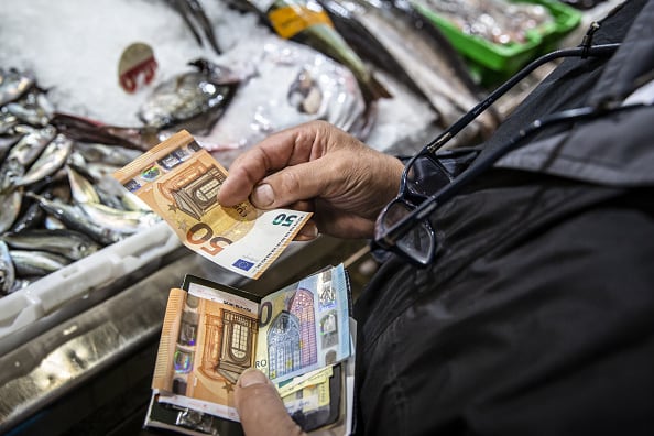 España maneja el euro, una moneda que deja al peso colombiano bastante rezagado.