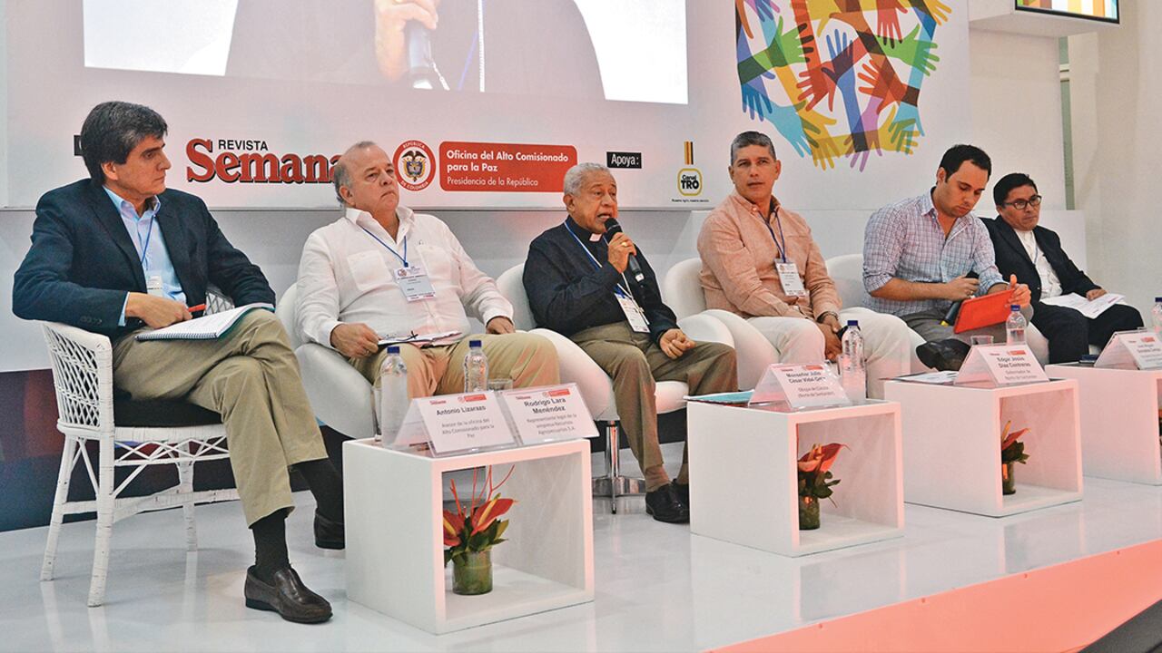 Miembros del panel del foro ‘Construyendo Paz en las Regiones’ dialogan sobre los efectos de la firma del acuerdo de paz en Norte de Santander.
