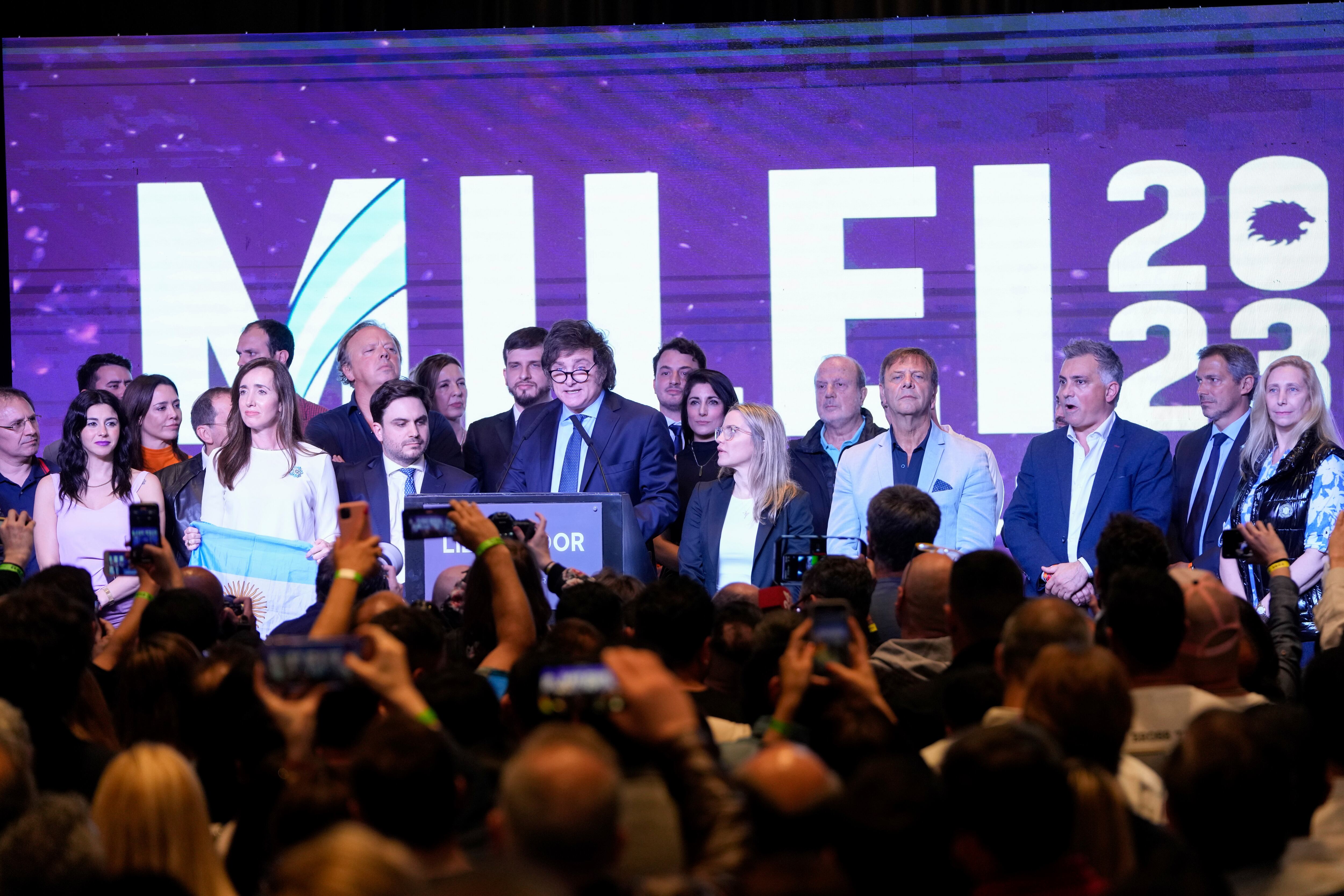 Javier Milei, candidato presidencial de la coalición Liberty Advances, habla en su sede de campaña después del cierre de las urnas para las elecciones generales en Buenos Aires, Argentina, el domingo 22 de octubre de 2023.