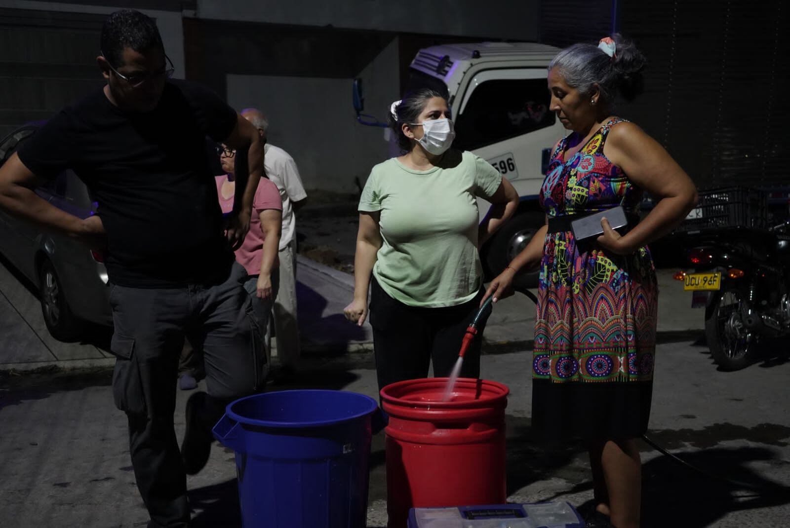 Ciudadanos de sectores aledaños a la emergencia se organizaron en cadena humana para apoyar con agua a los bomberos.