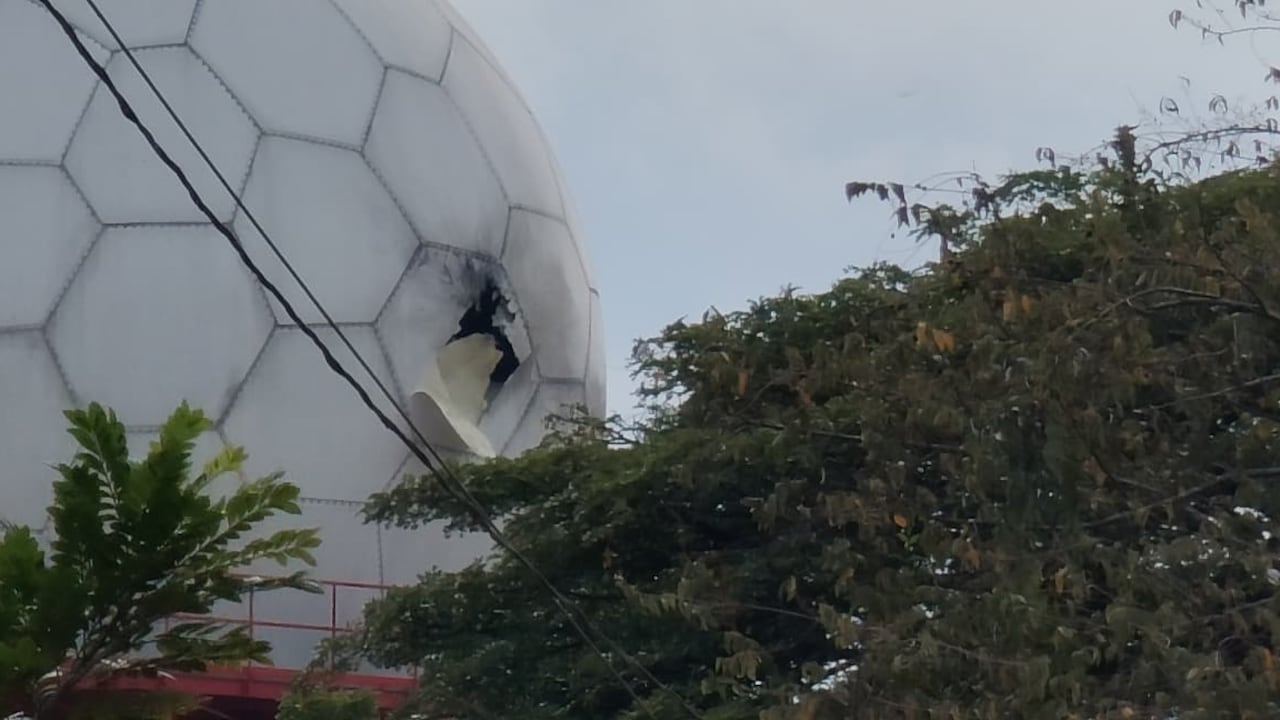 Drones atacaron el radar de vigilancia aérea de la Aeronáutica Civil en el corregimiento de El Carmelo (Candelaria, Valle del Cauca) con cuatro explosiones.