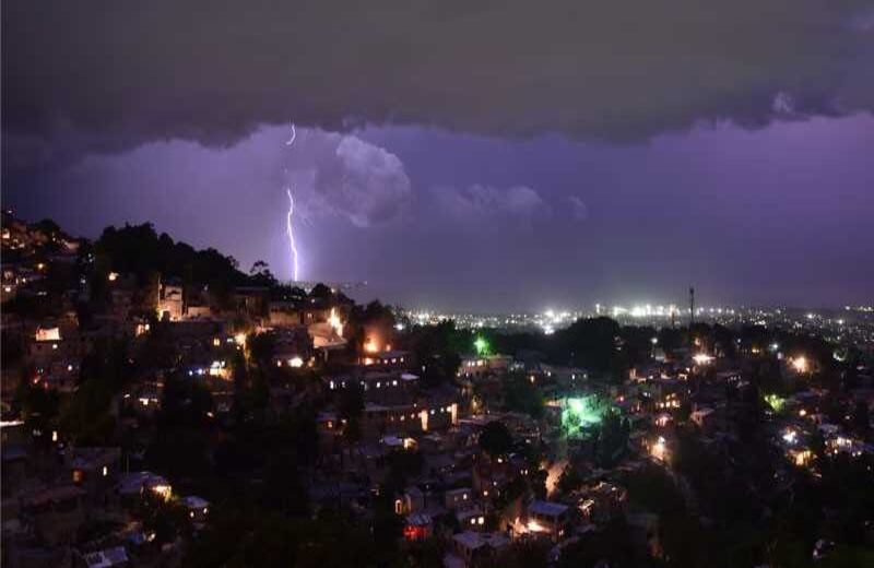 Los rayos son electricidad acumulada en las nubes y producen más energía que el sol. El rayo de la imagen es capturado por un fotógrafo de la AFP, a la vista del barrio Sainte Marie en Haití.