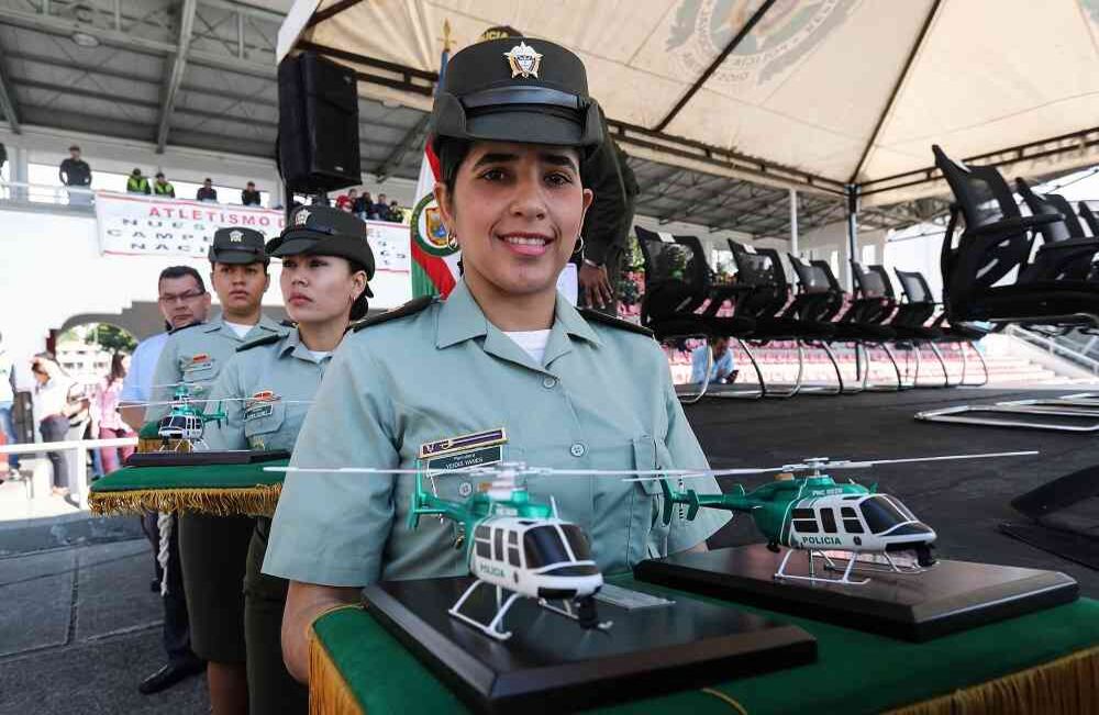 Una patrullera sostiene en sus manos dos modelos del nuevo helicóptero de la Policía, el miércoles 5 de julio de 2017, en Cali, durante el lanzamiento de la aeronave —un Bell 407 de fabricación estadounidense— que será utilizado en la lucha contra el crimen organizado, la delincuencia común y que contribuirá al mejoramiento de la seguridad pública y ciudadana. Foto: Carlos Julio Martínez / SEMANA