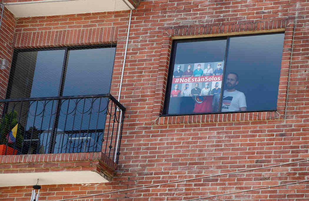 En Bogotá, miles de familias se unieron a la campaña y pusieron en sus ventanas el aviso de No Estan Solos.   