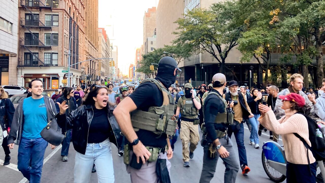 Varias personas se juntaron para recriminarle a los agentes de ICE por el operativo.