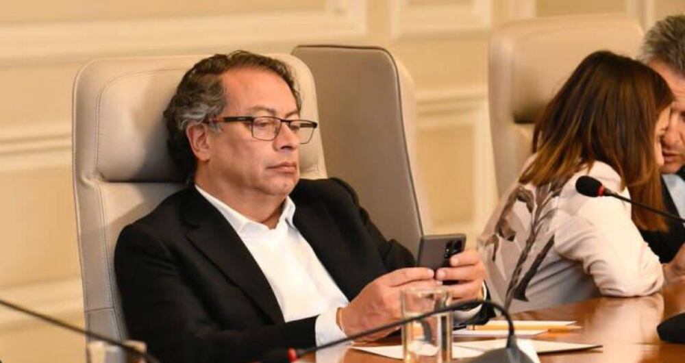 El presidente, Gustavo Petro, observando su celular, en la Casa de Nariño, en Bogotá