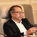 El presidente, Gustavo Petro, observando su celular, en la Casa de Nariño, en Bogotá