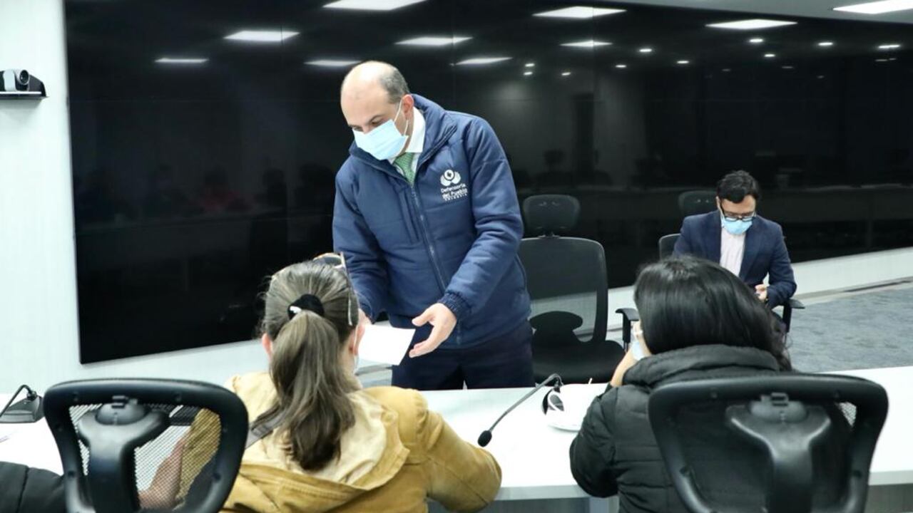 Defensor del Pueblo entrega cartas a familiares de colombianos detenidos en Haití