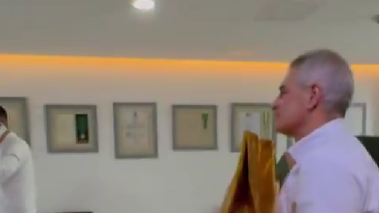 El mandatario visitó a la pareja en el hospital.