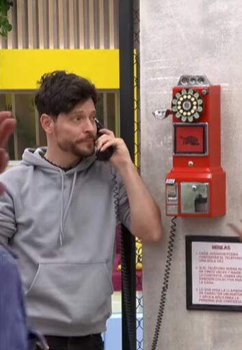Julián Trujillo, de La Casa de los Famosos, obtuvo un beneficio tras contestar el teléfono y muchos se llevaron tremenda sorpresa.
