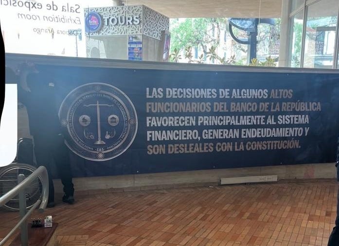 Esta es la pancarta presente en el foro que realiza hoy el MinHacienda.