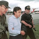 Prominent Colombian drug trafficker Fabio Ochoa Vasquez(C) is escorted by police as he arrives in Bogota 13 October 1999 shortly after he was captured along with another 29 narco-smugglers by Colombian authorities as part of a massive international sting operation code-named "Operation Millennium"involving the US, Mexico and Ecuador. AFP PHOTO/COLOMBIAN POLICE (Photo by JAVIER CASELLA / COLOMBIAN POLICE / AFP)