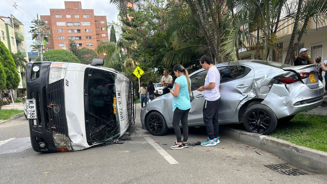 El volcamiento del bus escolar se presentó en el sector de la Cuarta Brigada de Medellín