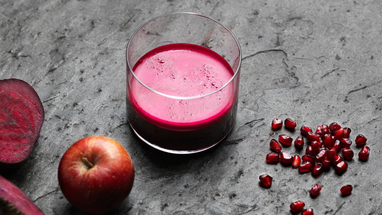 Explore cómo puede incorporar el jugo de remolacha en tu dieta para favorecer la desintoxicación del hígado y controlar la presión arterial.