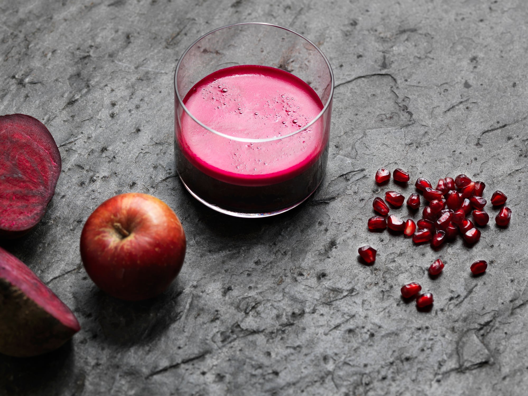 Explore cómo puede incorporar el jugo de remolacha en tu dieta para favorecer la desintoxicación del hígado y controlar la presión arterial.