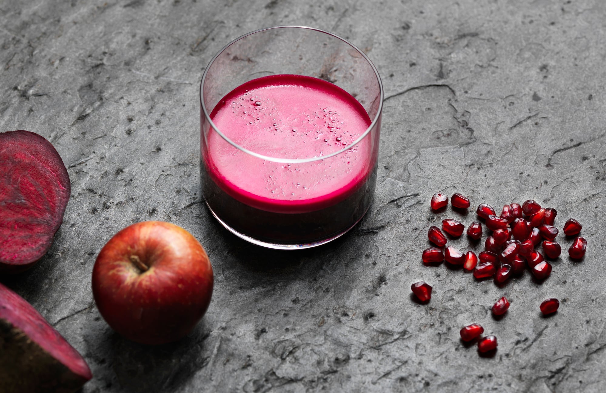 Explore cómo puede incorporar el jugo de remolacha en tu dieta para favorecer la desintoxicación del hígado y controlar la presión arterial.