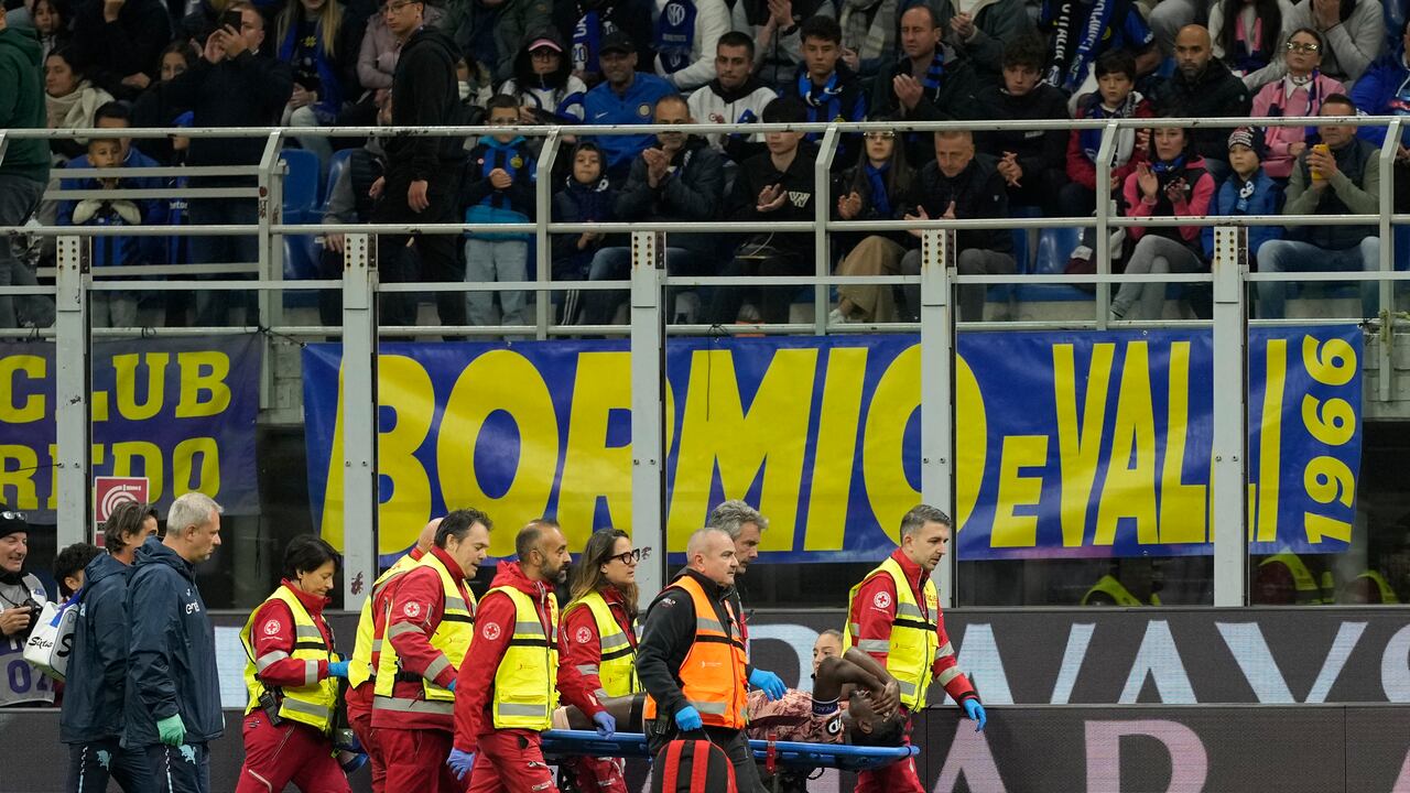 Torino's Duvan Zapata is carried off the pitch after being injured during the Serie A soccer match between Inter Milan and Torino at the San Siro Stadium, in Milan, Italy, Saturday, Oct. 5, 2024. (AP Photo/Antonio Calanni)