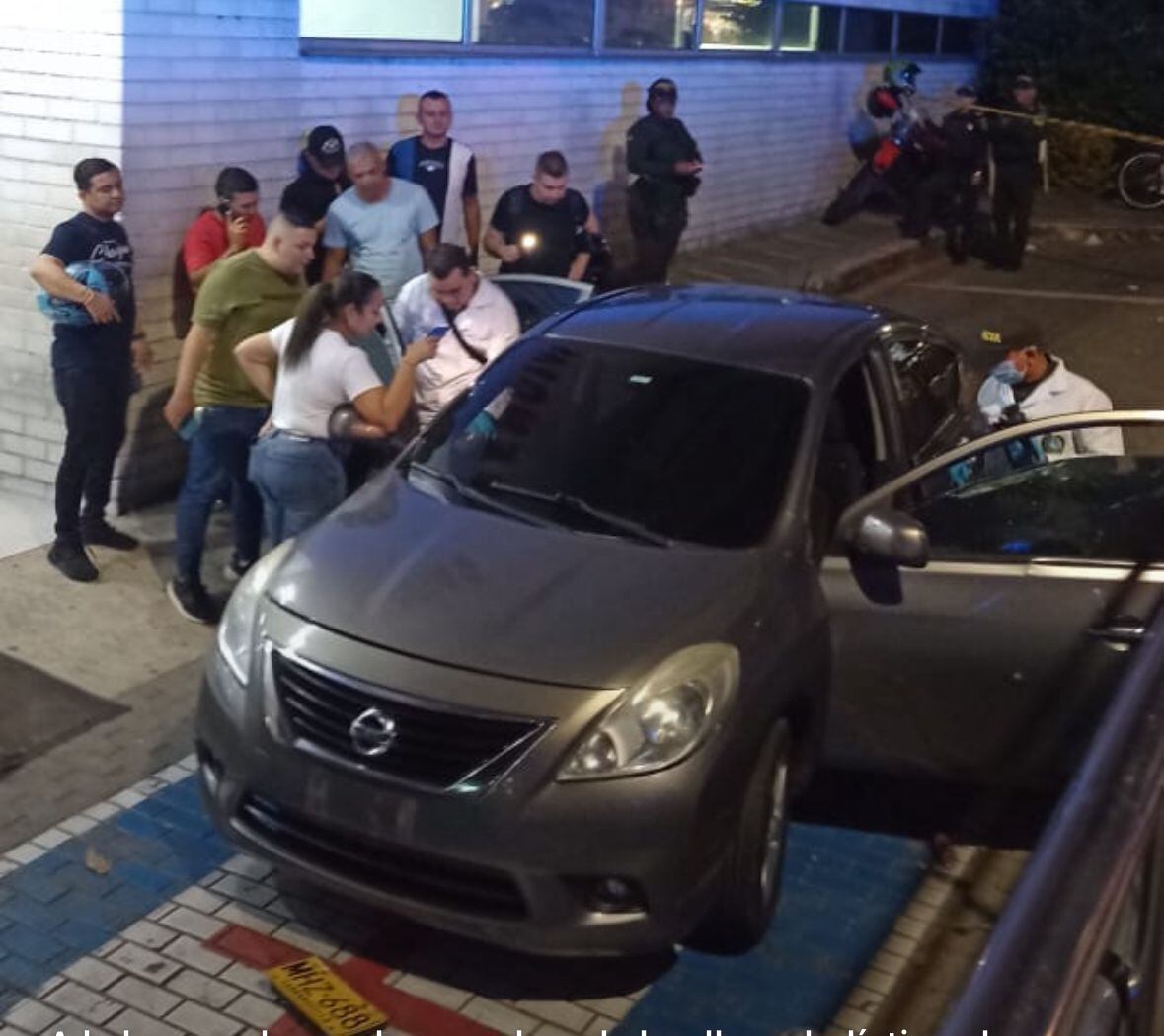 Integrantes de la Sijín inspeccionado el vehículo en las afueras de la clínica.