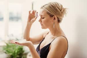 La inmersión en el mundo fascinante de las energías puras y claras que ofrece el cuarzo blanco es una experiencia reveladora.