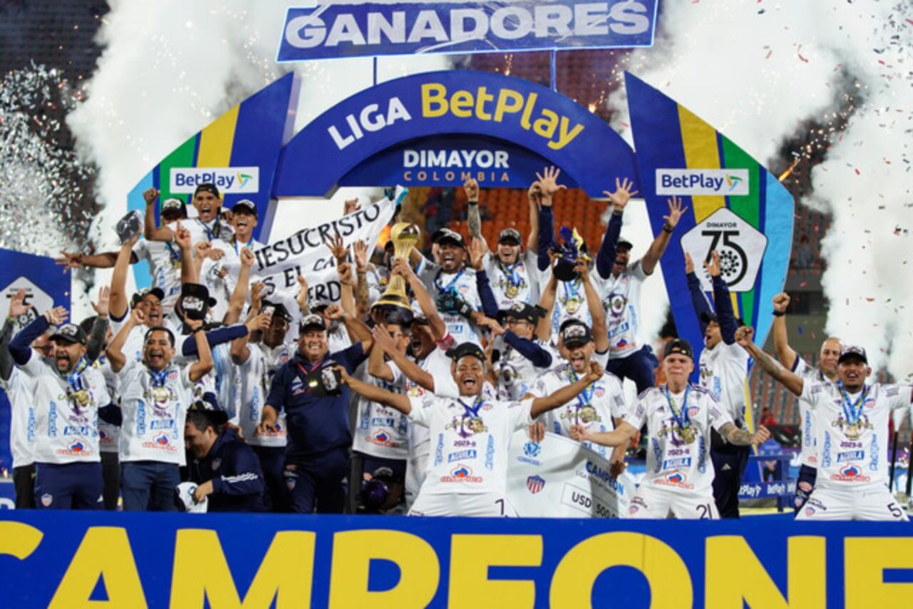 Pacheco (número 21, abajo) celebrando la décima estrella del Junior de Barranquilla.