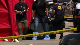 Imagen tomada de video de WMTW que muestra presencia policial en el lugar de un tiroteo, el 13 de julio de 2026, en Biddeford, Maine.