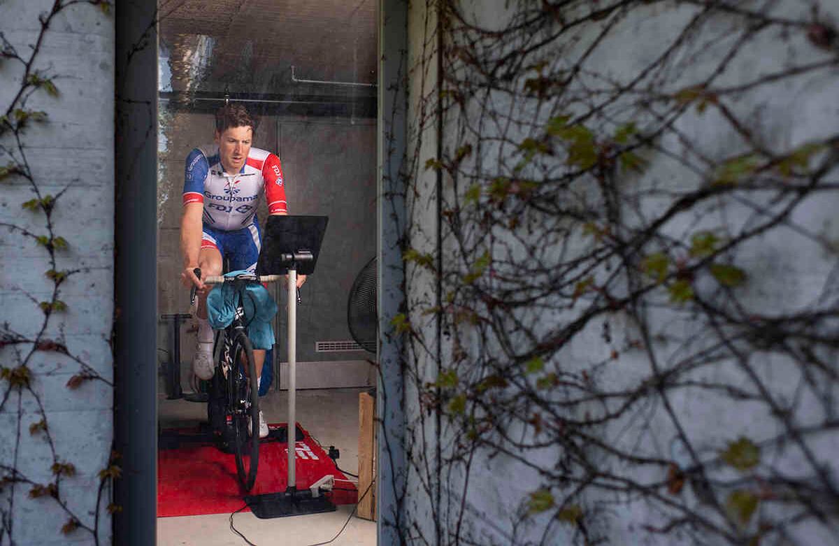 El ciclista profesional suizo Stefan Kueng, en plena competencia en la carrera Digital Swiss 5. La imagen fue tomada el 21 de abril, en Frauenfeld, Suiza. "The Digital Swiss 5" es una carrera digital con equipos profesionales, organizada por el Tour de Suisse. Foto: Gian Ehrenzeller / Keystone a través de AP.