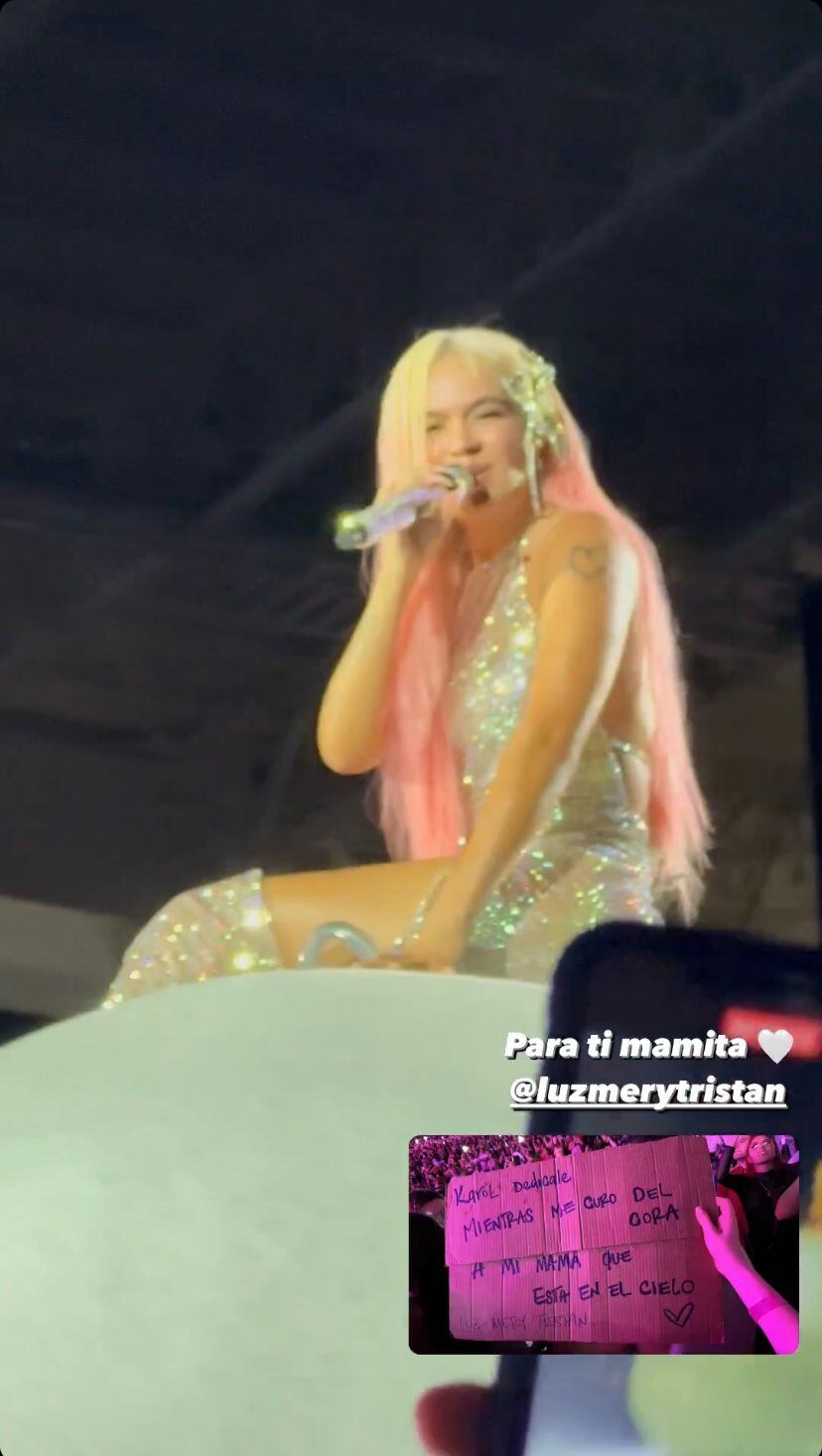 Karol G leyó letrero de Valeria Tristán.