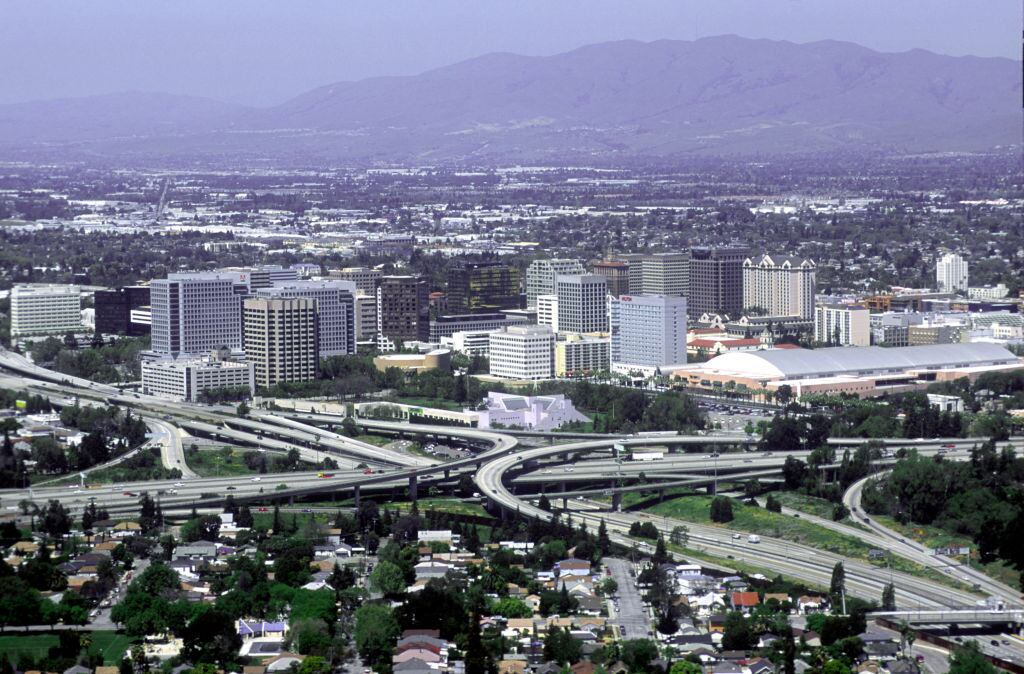 La ciudad de San José se extiende a través del Silicon Valley de California. San José está experimentando un auge debido a la gran cantidad de empresas de alta tecnología en la región, conocida como Silicon Valley (Foto de David McNew/Newsmakers)