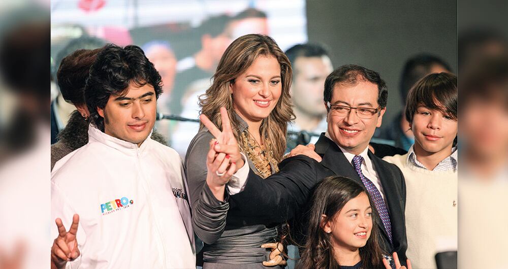 Gustavo quiere a Nicolás, el hijo de Verónica, como suyo y lo mismo siente ella por los hijos de él. Su hija Andrea lo hizo abuelo con dos pequeñas niñas que viven en Europa.  