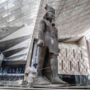 La gigante estatua de Ramsés II el Grande recibirá a los visitantes. Construyeron el atrio del Gran Museo Egipcio una vez la estatua fue ubicada en 2018.
