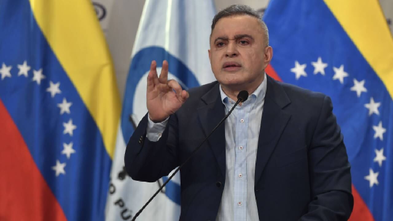 El fiscal general de Venezuela, Tarek William Saab, realiza una conferencia de prensa sobre casos de corrupción en la petrolera estatal PDVSA en Caracas, Venezuela