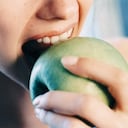 El consumo de manzana puede ayudar a combatir los dientes amarillos.