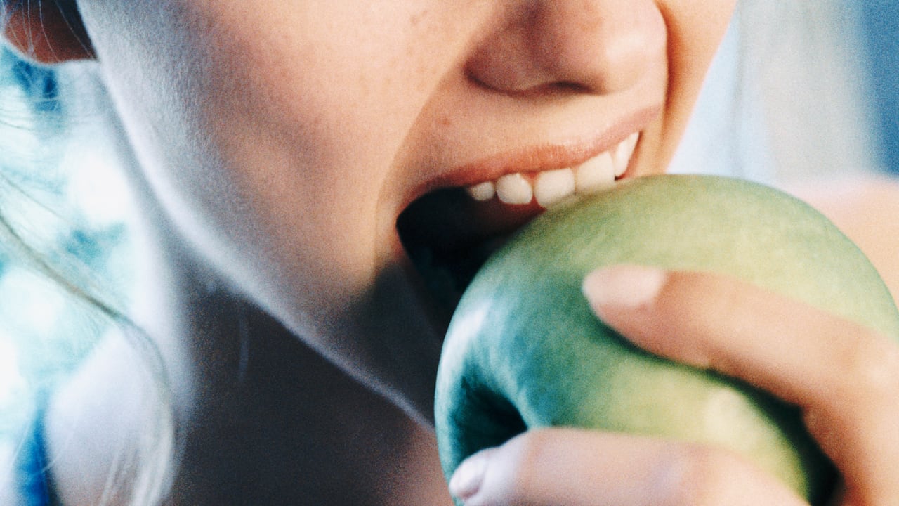 El consumo de manzana puede ayudar a combatir los dientes amarillos.