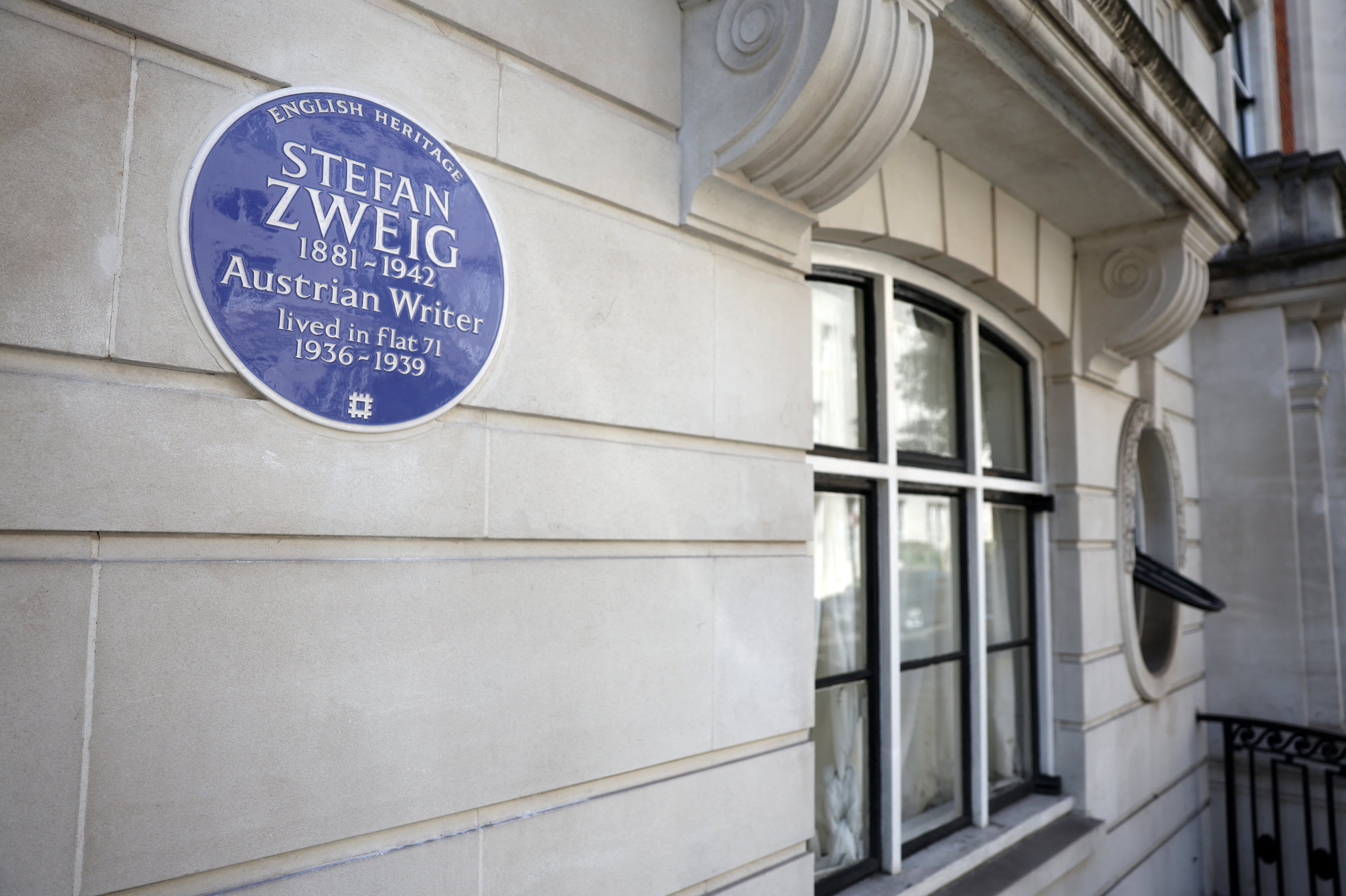 Una placa azul de English Heritage en honor al escritor austriaco Stefan Zweig se exhibe en la fachada de un apartamento en la calle Hallam, en el centro de Londres, el 3 de agosto de 2026. Foto: Toby Shepheard / AFP.