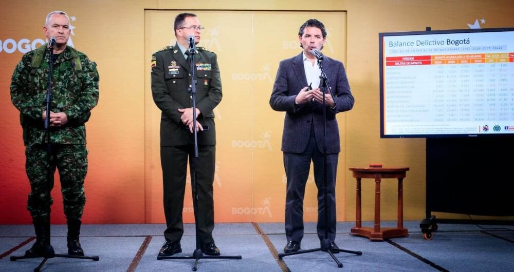 El secretario de Seguridad, Aníbal Fernández de Soto, en compañía del comandante de la Policía Metropolitana, general Carlos Fernando Triana, y el comandante  de la décimo tercera brigada del Ejército, coronel Rodolfo Morales