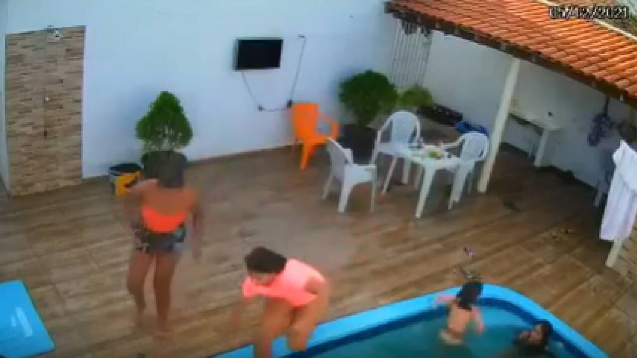 Una menor quedó atrapada en el desagüe de la piscina y una cámara de seguridad registró el momento.