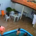 Una menor quedó atrapada en el desagüe de la piscina y una cámara de seguridad registró el momento.