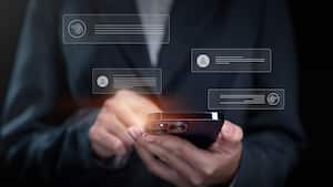 Empresario que usa chatbot en computadora con inteligencia artificial inteligente, chat con inteligencia artificial AI, personas con tecnología, robot en la vida, Internet global se conecta con AI