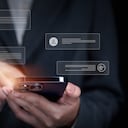 Empresario que usa chatbot en computadora con inteligencia artificial inteligente, chat con inteligencia artificial AI, personas con tecnología, robot en la vida, Internet global se conecta con AI