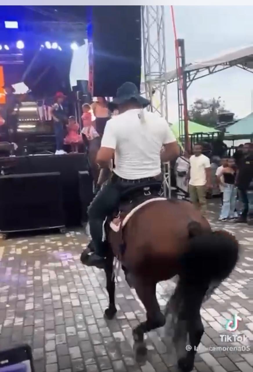 Alias Uriel, en medio de la rumba que organizó en Llorente, Nariño.