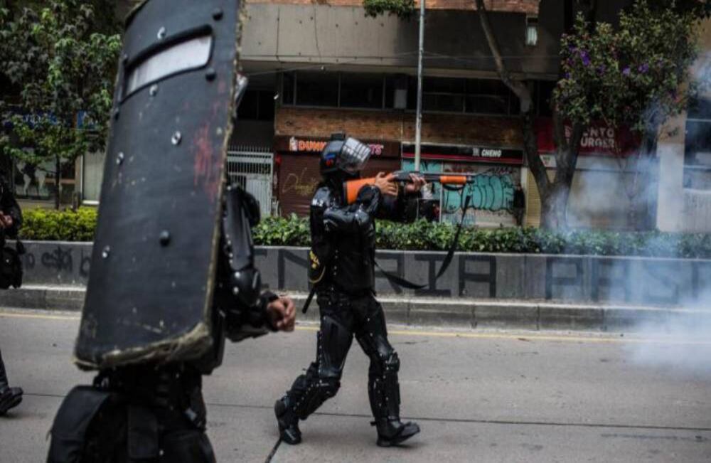  Según se ve en los videos del momento de los hechos, los uniformados utilizaron armas antidisturbios que lanzan cilindros con gas lacrimógeno. Distintos sectores, no solo los colectivos de estudiantes, señalan que muchas veces los proyectiles que tiene permitido esta policía de choque (balas de goma o los gases de aturdimiento) son alterados, es decir “recalzados” artesanalmente para hacerlo más agresivos y violentos. Foto: Mauricio Morales.