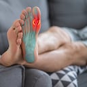 El ácido úrico puede ocasionar piedras en los riñones.