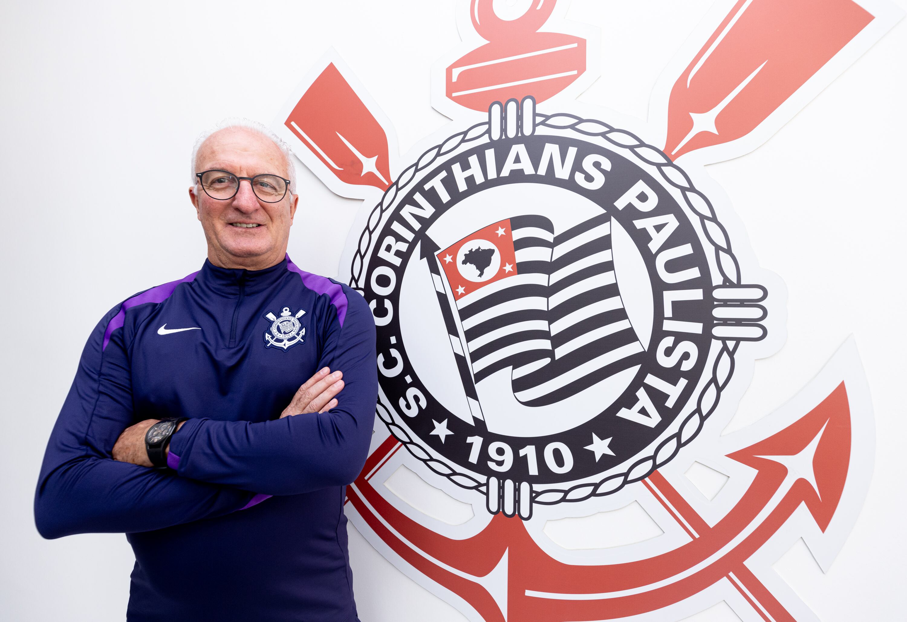 Dorival Júnior con la indumentaria de su nuevo equipo: Corinthians.