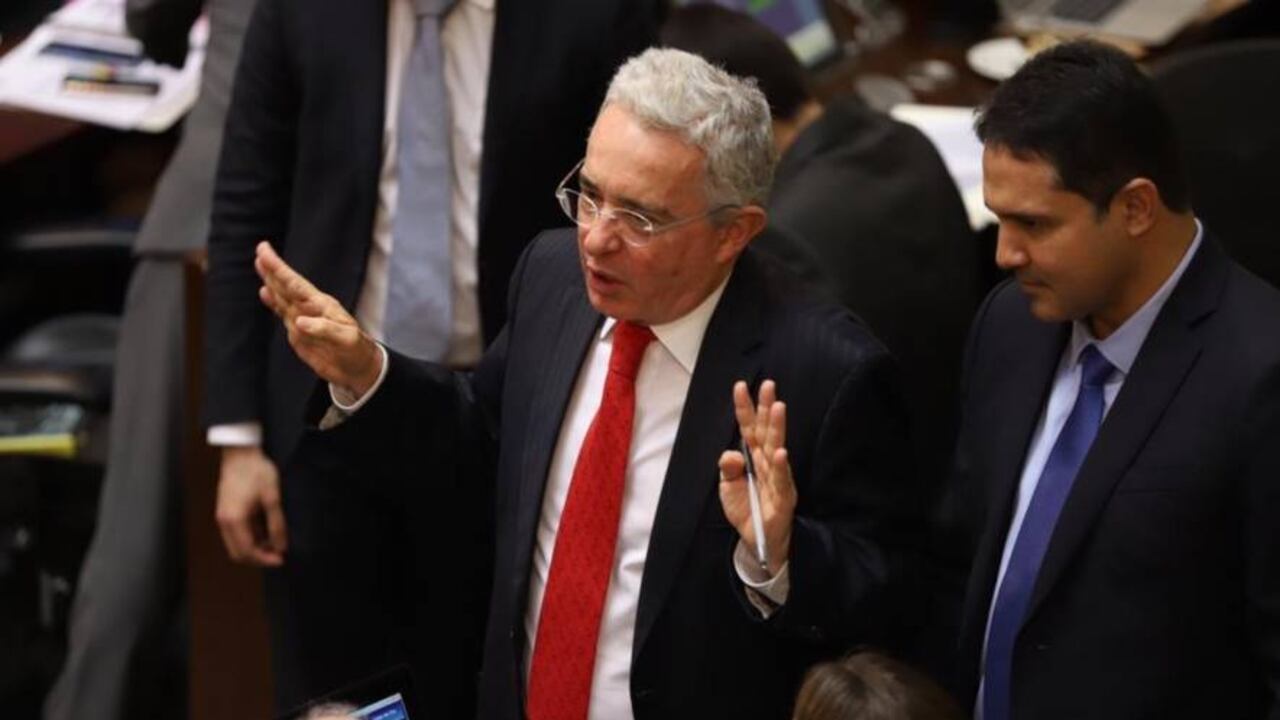 "Me parece muy grave que se siga por parte de la comunidad internacional estimulando el diálogo, porque consolida esa tiranía", dijo Uribe.