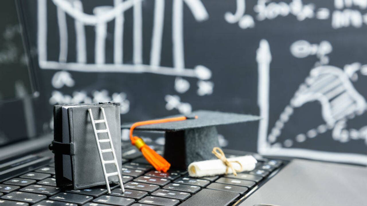 Cada vez más colombianos se forman como doctores, un nivel de educación necesario para la competitividad del país.