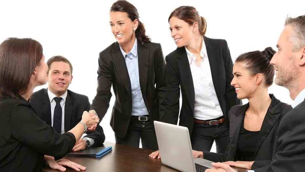 Cada vez más empresas suman mujeres a sus cargos directivos.