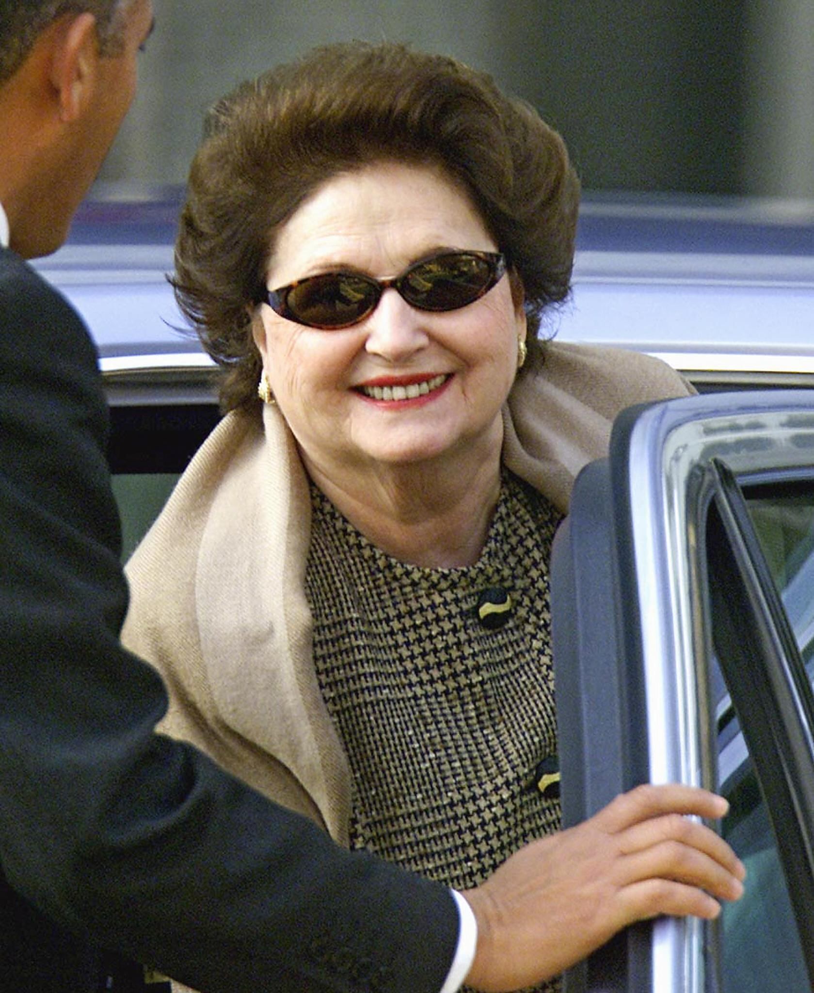 (ARCHIVO) En esta foto de archivo del 5 de julio de 2001, Lucía Hiriart de Pinochet, esposa del ex dictador chileno Augusto Pinochet, llega al Hospital Militar de Santiago para una visita con su cónyuge. - Lucía Hiriart Rodríguez, viuda del ex dictador chileno Augusto Pinochet (1973-1990), falleció el 16 de diciembre de 2021 a la edad de 99 años (Foto de MATIAS RECART / AFP).