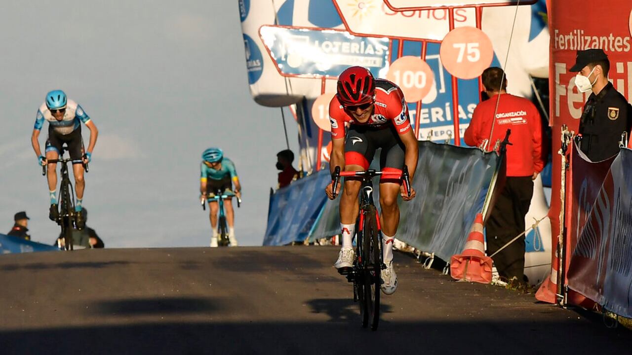 El ecuatoriano Richard Carapaz, líder general de la Vuelta a España, cruza la meta como escolta de Primoz Roglic en la octava etapa, el miércoles 28 de octubre de 2020, en Alto de Moncalvillo. (AP Foto/Alvaro Barrientos)